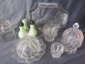 lot 376 image: Vintage cream & sugar, covered butt...