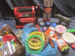 lot 452 image: Toys with vintage Tinker Toys, yoyo...
