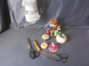 lot 415 image: Spool stand  pin cushion, wire min...