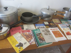 lot 419 image: Kettles, pan, pressure cooker, Kitc...