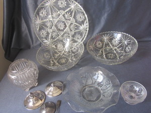 lot 421 image: Oatmeal glass tray & Bowls, zipper ...
