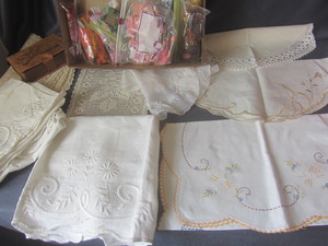 lot 423 image: Vintage mending kit, embroidery flo...