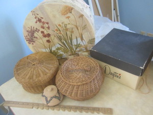 lot 440 image: Vintage sewing baskets, Tremys ski...