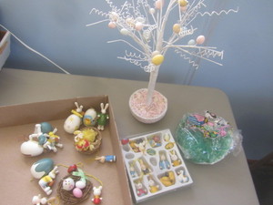 lot 441 image: Easter tree & ornaments...