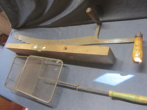 lot 533 image: Vintage hay knife, green handled co...