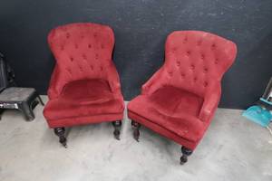 lot 21 image: RED CHAIRS