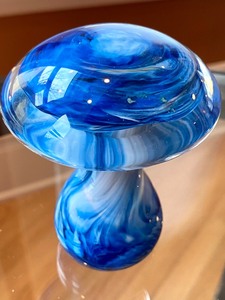 lot 5 image: Art Glass - Mushroom Design