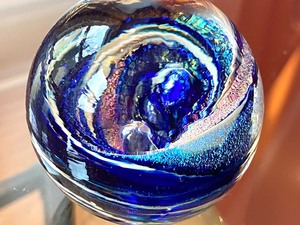 lot 4 image: Handcrafted Signed Paperweight