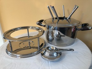 lot 37 image: Fondue Set & Citrus Press