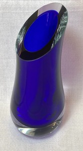 lot 8 image: Gorgeous Cobalt Blue Art Glass Vase