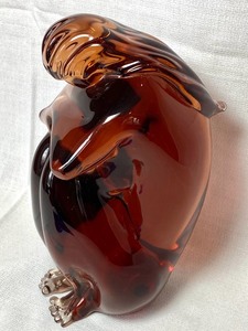 lot 9 image: Beautifully Crafted Art Glass Figurine of a Woman