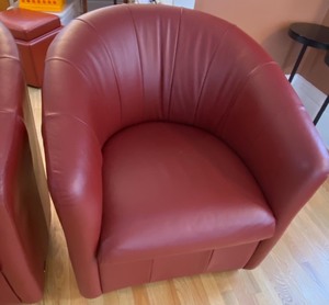 lot 87 image: Pair Gorgeous Natuzzi Leather Chairs