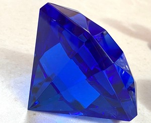 lot 60 image: 6-Piece Glass Assortment including Blue Diamond Paper Weight