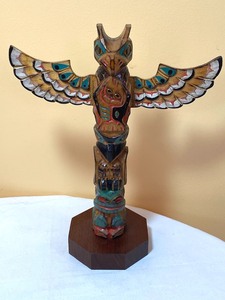 lot 104 image: Hand Carved Small Totem Pole and Mayan Figurine
