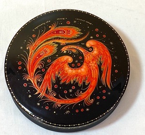 lot 108 image: Round Russian Lacquer Box