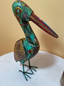 lot 106 image: ColorfulDecorative Bird Figurines