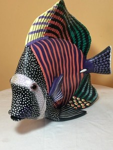lot 50 image: Tropical Bright Colored Fish Figurine