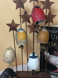 lot 125 image: Fun Bird Decor