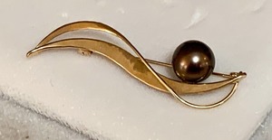 lot 158 image: Tom Kruskal 14k and Pearl Brooch