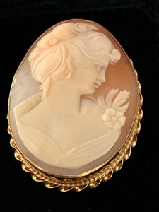 lot 179 image: 14k Cameo Brooch