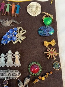 lot 219 image: Variety of Brooches