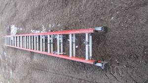 lot 71 image: 32 Werner Fiberglass Extension Ladder