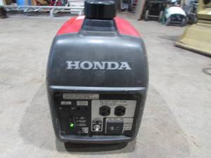 lot 128 image: Honda EU2000i Inverted Generator