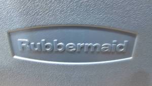 lot 140 image: Rubbermaid Cooler