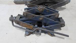 lot 153 image: 3 Scissor Jacks