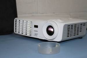lot 131 image: Vivitek D513W 3D Ready DLP Projection System  720p HDTV 169 Widescreen Projector