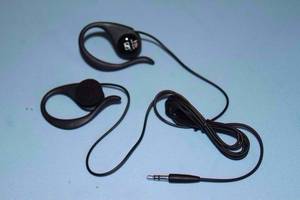 lot 124 image: Lot of 5 NEW Sennheiser EP-01 Pro Audio Lightweight Stereo Headphones w 3.5mm Mini Connector