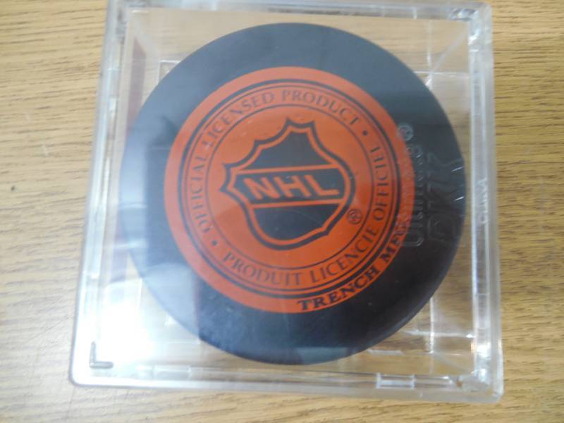 lot 33 image: Bobby Hull Autographed Hockey Puck with Case