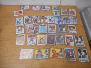 lot 121 image: Lot Of 1960s And 1970s Topps Hockey Cards Hofers And More LK