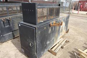 lot 32 image: Industrial Tool Box for Flat Bed Truck
