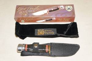 lot 32 image: New Frost Family Buck Skinner Fixed Blade Knife