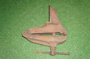 lot 137 image: Vintage Large Scissor Vise