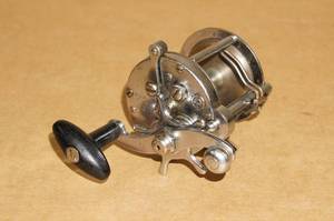 lot 166 image: Vintage Pflueger Rocket 1365F Bait Caster Fishing Reel