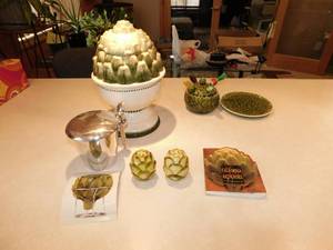 lot 9 image: Ceramic Artichoke Housewares