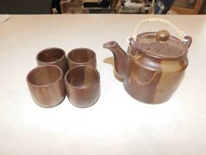 lot 25 image: Ceramic Tea Pot with Lid & 6 Cups