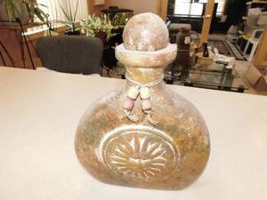 lot 33 image: Pottery Decor