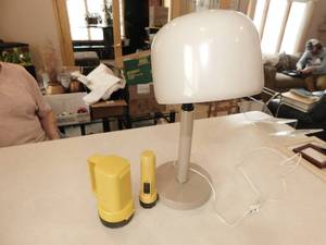 lot 53 image: Tan Desk Lamp  2 Flashlights