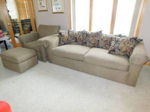 lot 70 image: LaCrosse Elite Tan Sofa, Chair & Ottoman