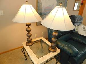 lot 71 image: 2 Lamps with Shades