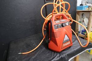 lot 3 image: HUSKY AIR COMPRESSOR
