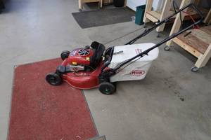 lot 4 image: CRAFTSMAN PUSH LAWN MOWER