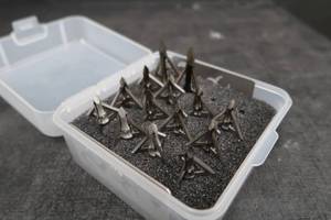 lot 20 image: BROADHEAD CASE AND BROADHEADS