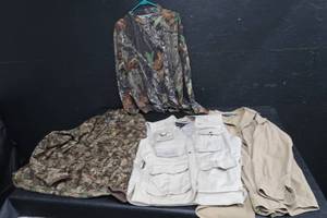 lot 59 image: HUNTING CLOTHES