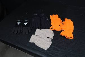lot 83 image: HUNTING GLOVES