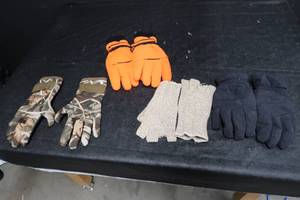 lot 84 image: HUNTING GLOVES