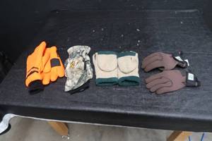 lot 85 image: HUNTING GLOVES